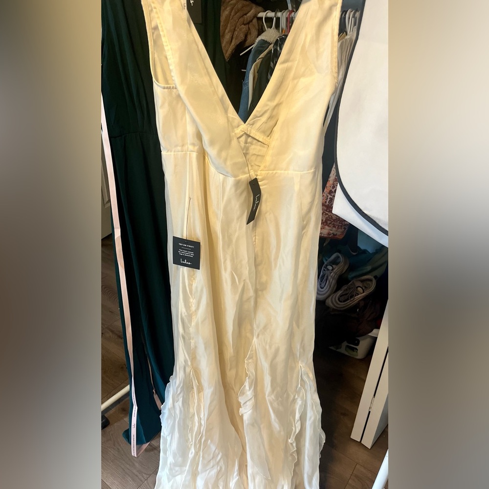Lulu's Elegant Satin Gown, Ivory, XL
New with Tags. GORGEOUS! - Picture 2 of 5
